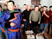 Забава «гэр шаалган» - разбивание рукой бычьей хребтовой кости